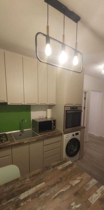 Inchiriez apartament 2 camere cu loc de parcare Piața București.