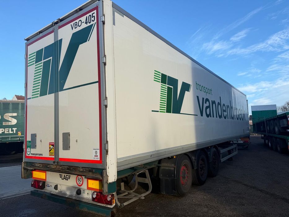 Semiremorca box inchis