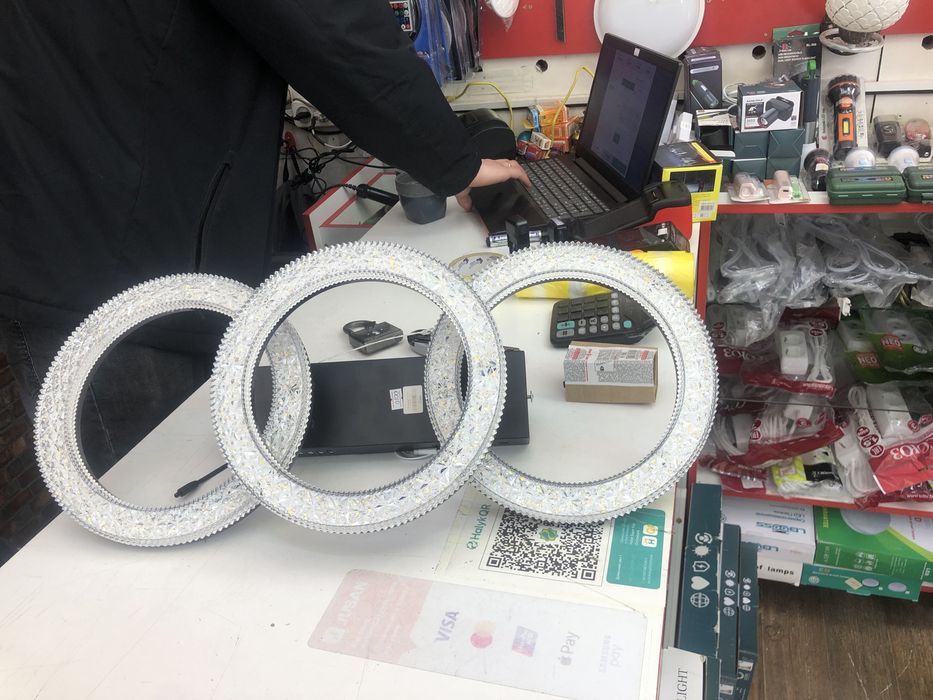 Продам новую люстрю.