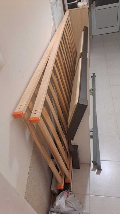 Спалня с подарък под матрачни рамки