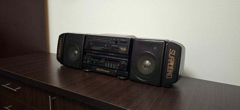 Radiocasetofon cu intrare aux si boxe detasabile