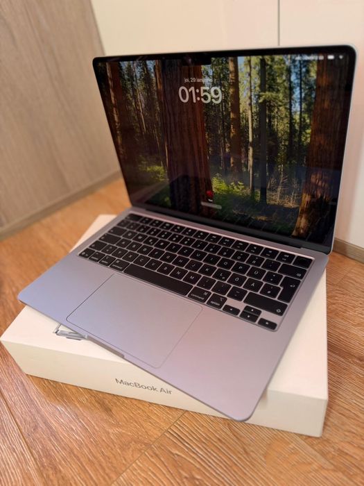 Macbook Air 13 Inch / Procesor M4 / 16 cu 256 GB / 10 Cicluri / NOU