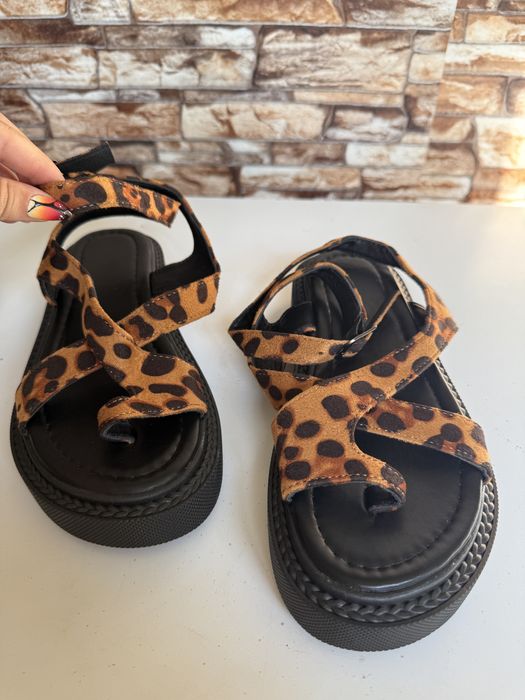 Леопардови сандали