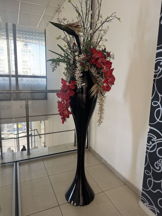 Ваза висока черна