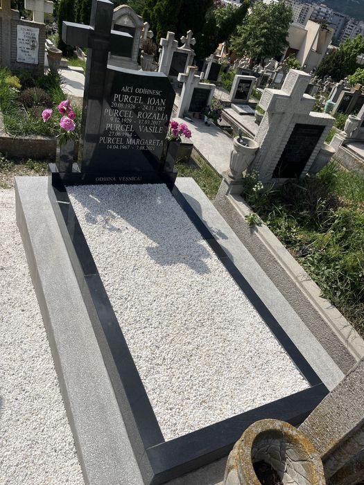 Monumente/Construcții  funerare din Granit ,Marmură si Mozaic