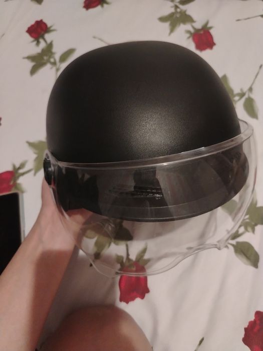 черный полушлем (каска)