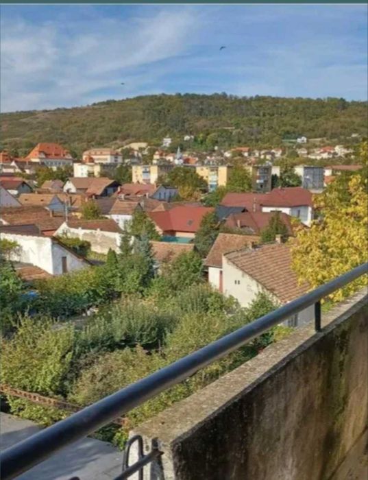 Vind apartament 2 camere parțial renovat