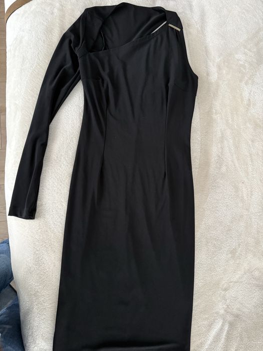 Елегантна къса черна рокля с едно рамо