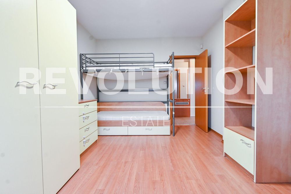 Тристаен апартамент в ж.к. Гоце Делчев.