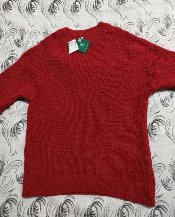 Новый свитер, качественный. красный