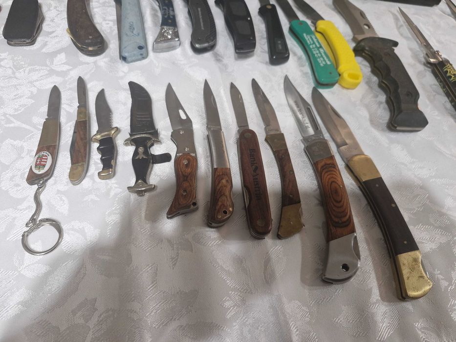 Cutite si bricege de vânzare