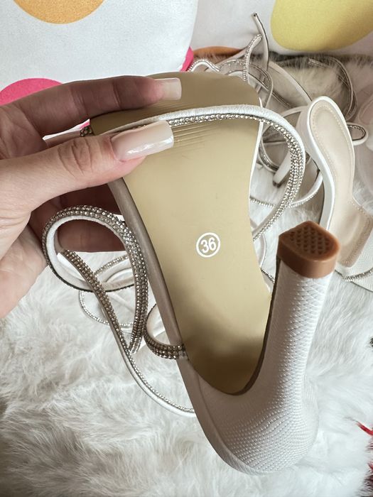 Бели сандали на ток с блестящи връзки