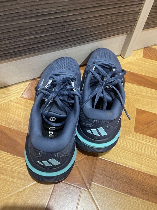 Кроссовки адидас