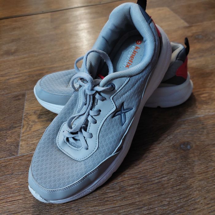 Продам кроссовки 40р