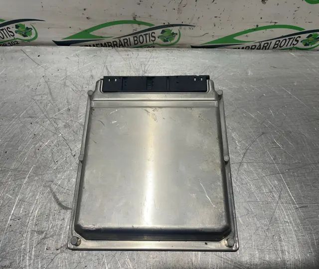 Calculator motor ECU A 000 153 52 79 Mercedes-Benz C-Class 2002