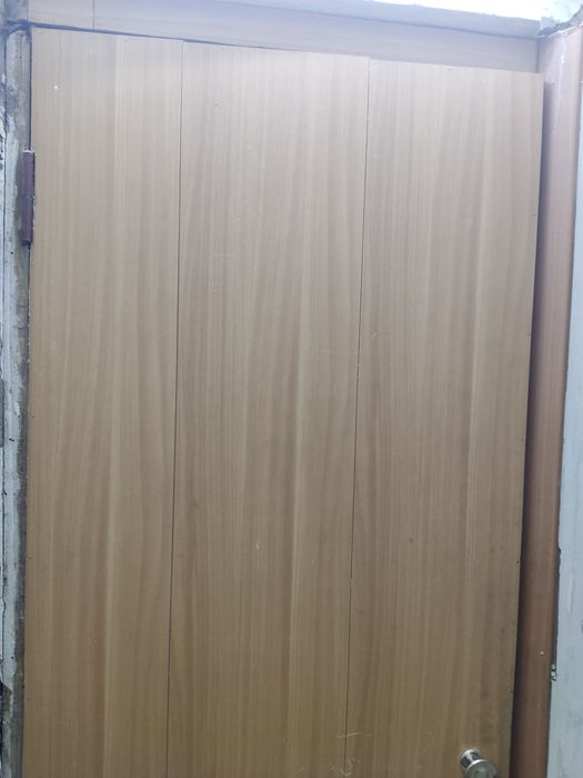 Продам деревянную  дверь