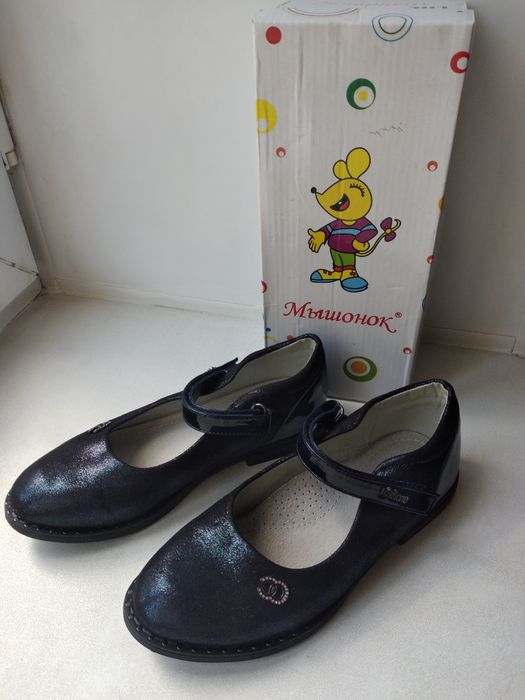 Туфли для девочки 35 размер.(не маломер.)