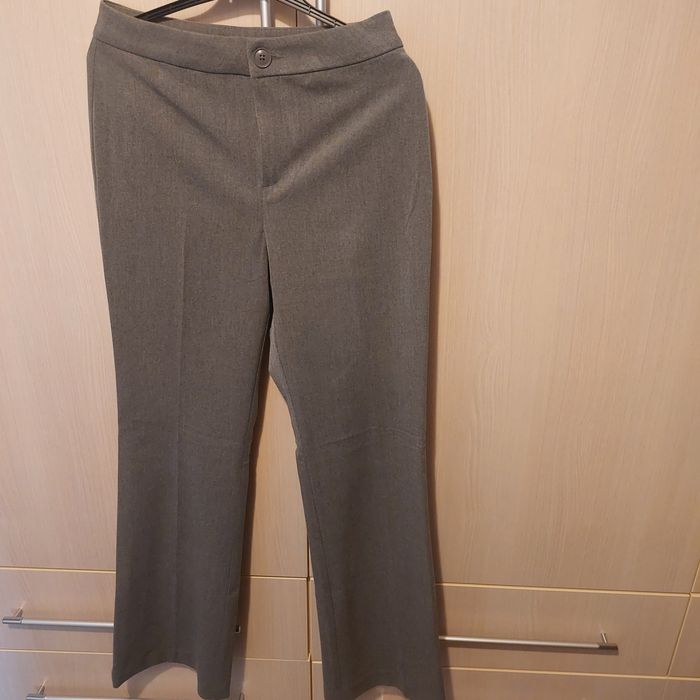 Pantaloni noi evazati măr.36