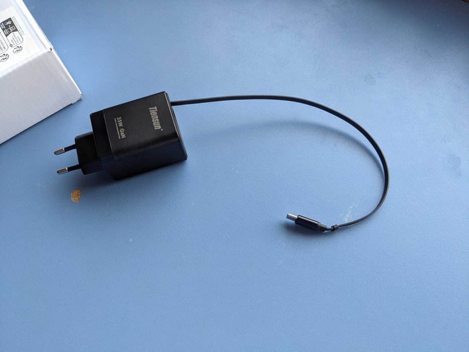 Зарядно с вграден/прибиращ се кабел