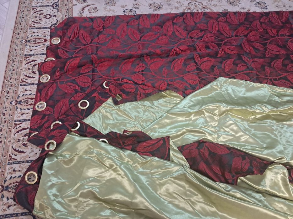 Шторы две штуки продам.