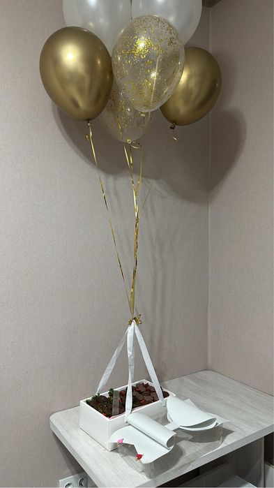 Клубника в шоколаде + макаронсы