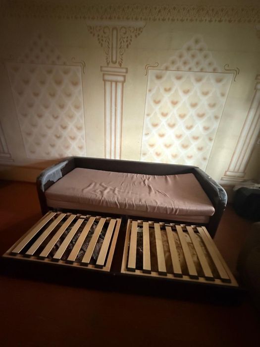 Диван с креслой открываеться