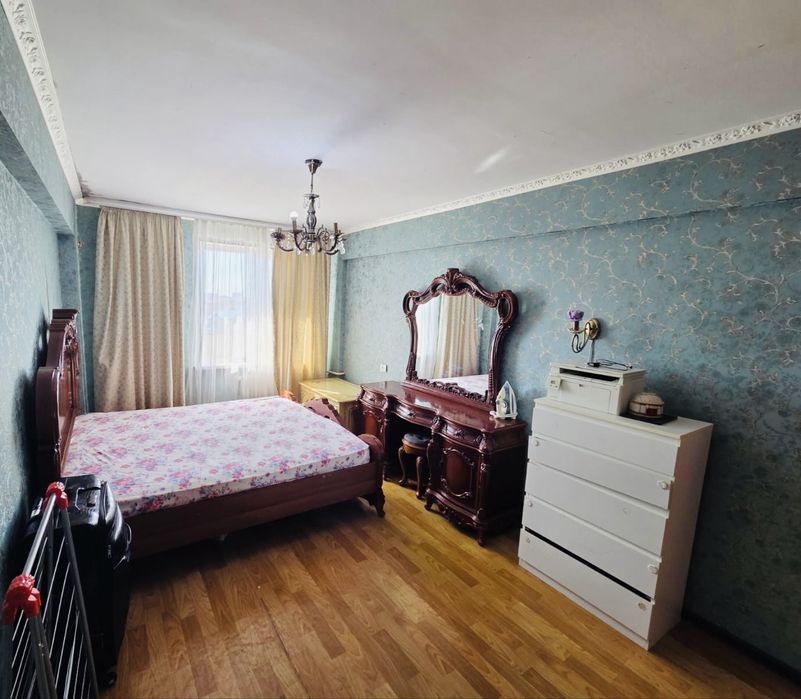 Продам Кровать и Комод из дерева