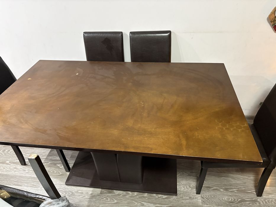 Трапезна маса и столове