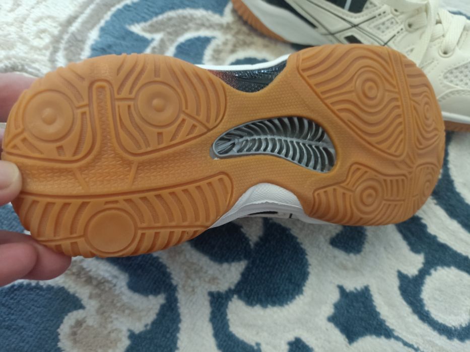 Продам Крассовки asics