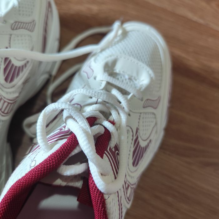 Красавки, красные кроссовки обувь,