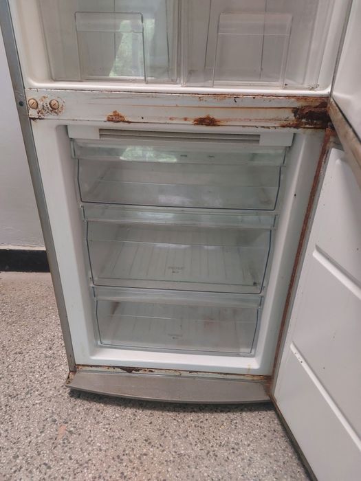 Продавам хладилник Electrolux