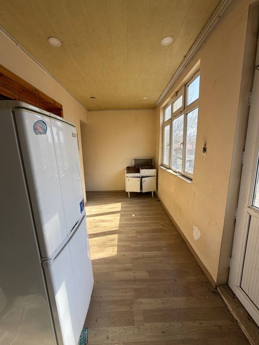 Зудлик билан сотилади 2 хона 2 этаж кирпеч дом 6 метр балконли вокзал