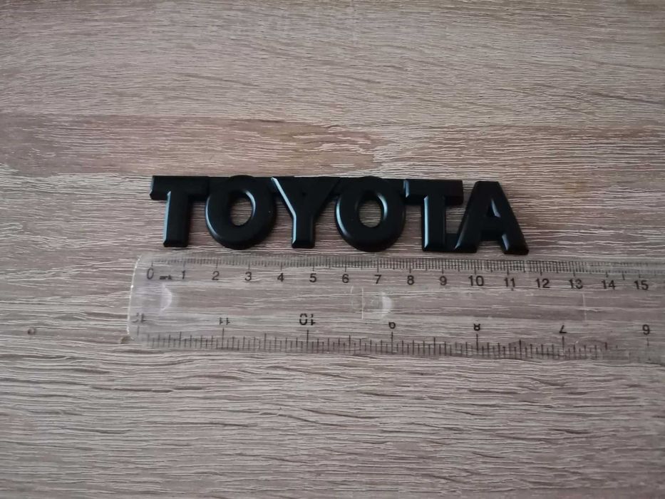 Toyota черен надпис малък шрифт