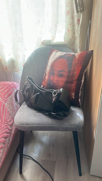 Стол стулья  с 4 стулями в отличном состояние