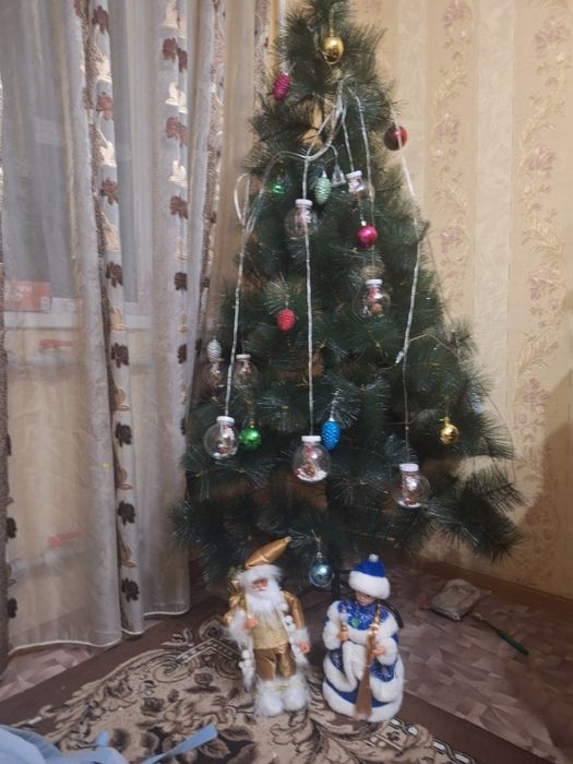 Елка, Дед мороз, Снегурочка, герлянда, игрушки.