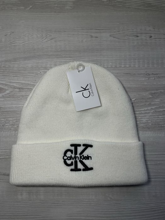 Caciula Alba Calvin Klein