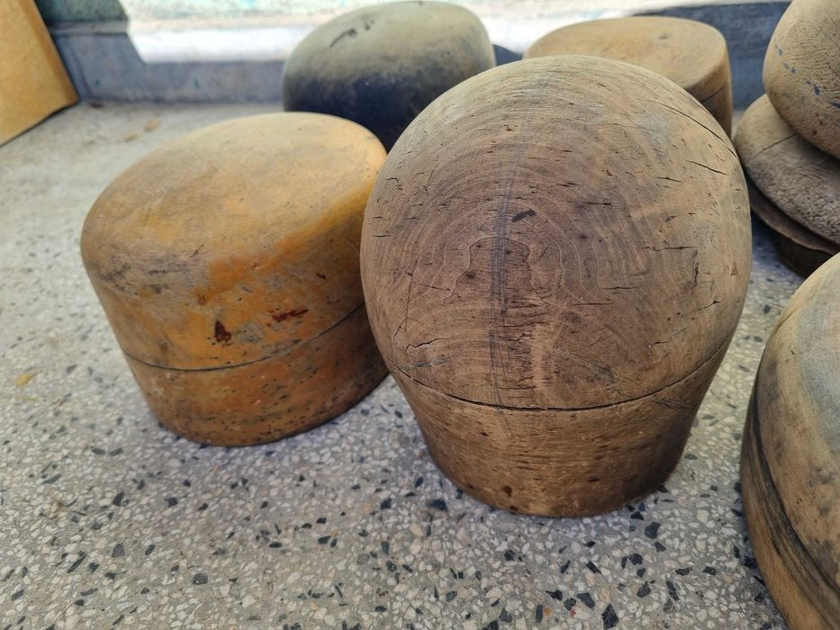 Стари дървени калъпи за шапки