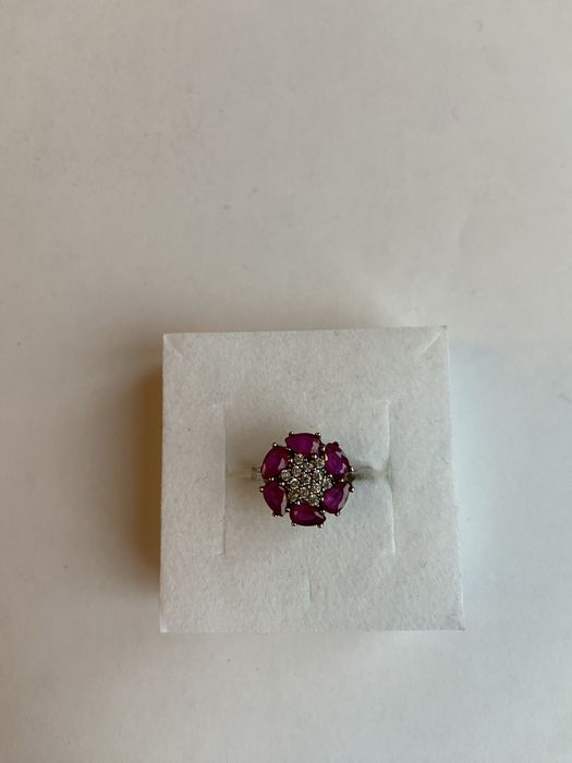 Inel din argint in forma de floare cu pietre albe si rosii