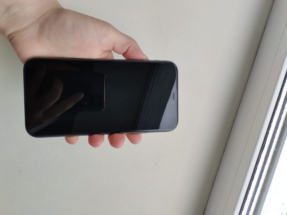 iPhone 11, в комплекте идут 4-чехла и защитное стекло