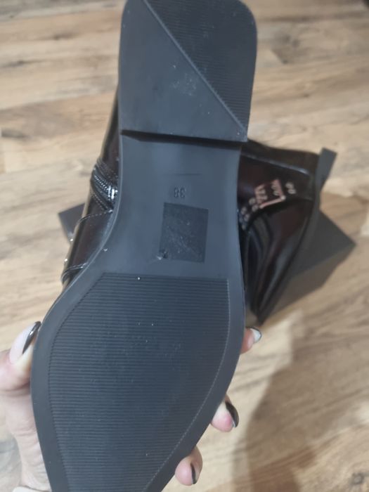 Боти с лаково покритие