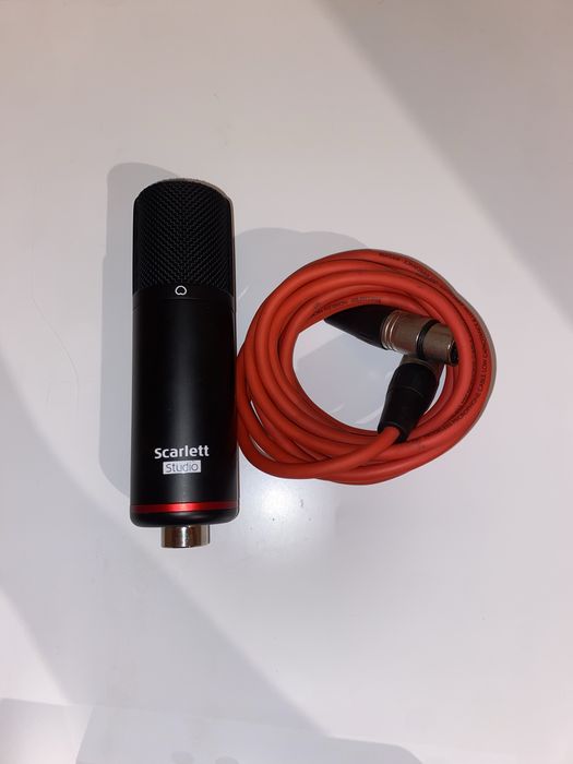 Focusrite Scarlett 2i2 + микрофон Scarlett Studio.