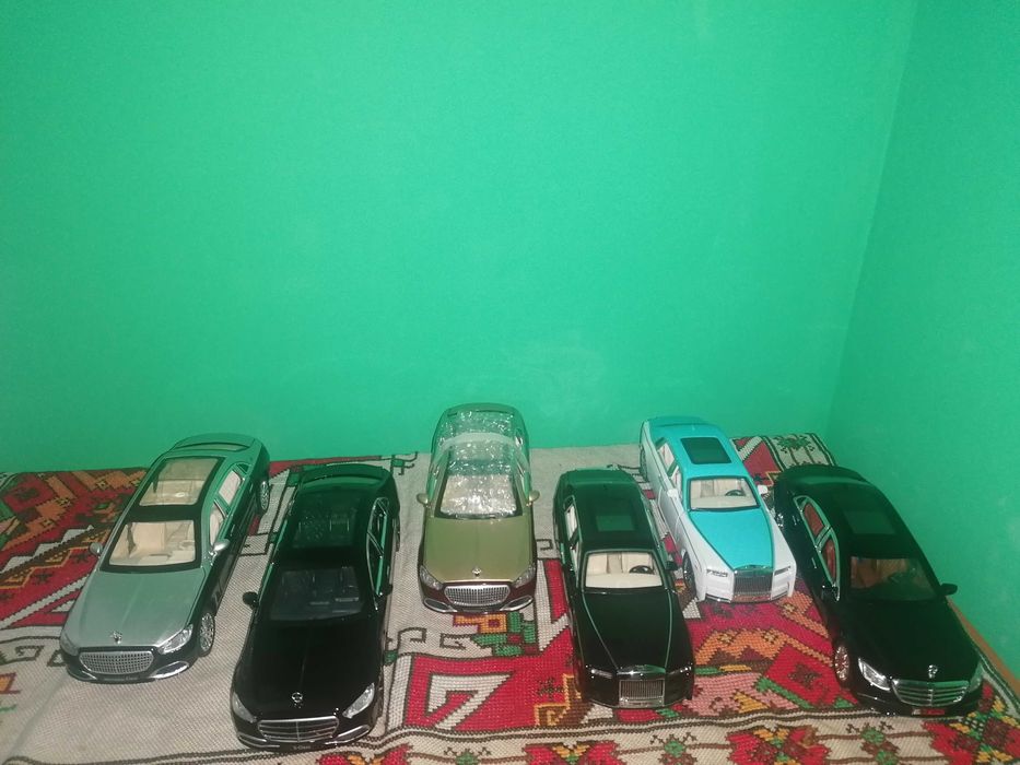 Метални колички с отварящи се врати, работещи фарове и звук от двигате