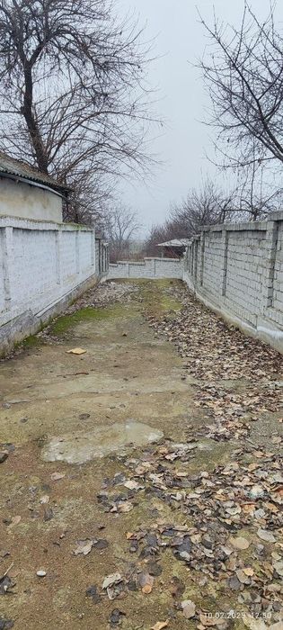 Ер сотилади. 13 сот. Туртбурчак. Атрофлари девор билан уралган..