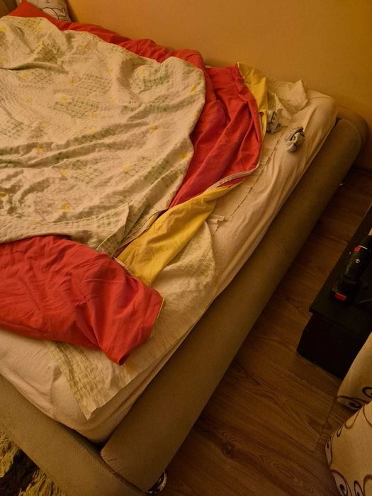 Pat dublu, suprafata de dormit 160x200 cm.