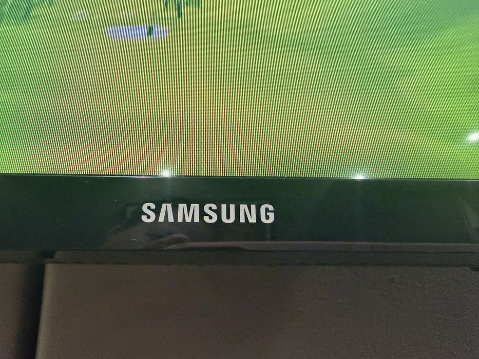 Телевизор Samsung 40 диагональ не смарт !