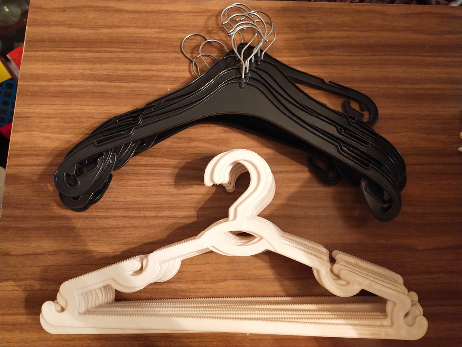 Продаются     вешалки