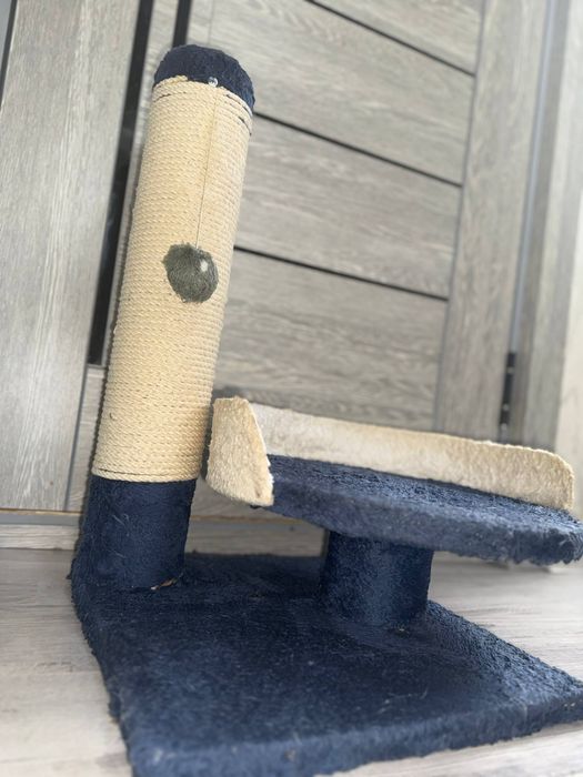 Когтеточка для кошек с лежанкой.Mushuklar uchun tirnaladigan ustun va