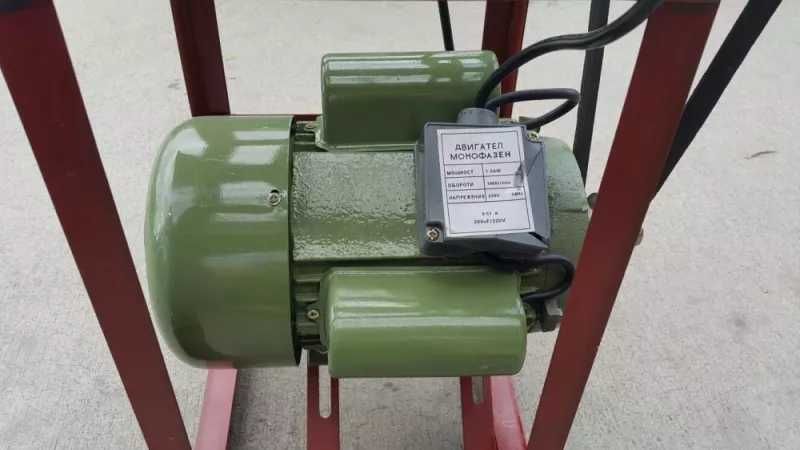 РУМЪНСКА месомелачка чугунена с електромотор 1,5кw 1400 оборота