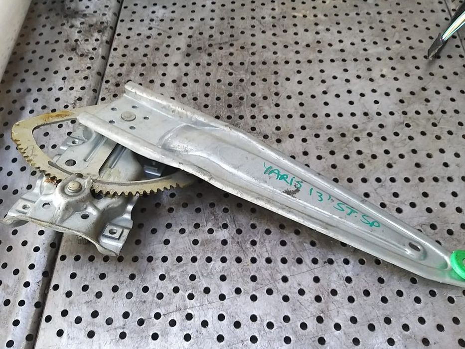 Macara manuala geam stanga spate toyota yaris 3 p13