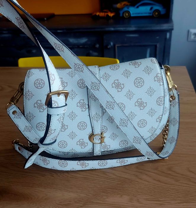 Дамска чанта GUESS